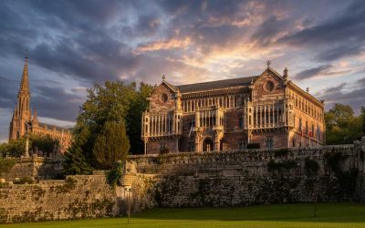 El horizonte monumental: El Palacio de Sobrellano y el Seminario de Comillas